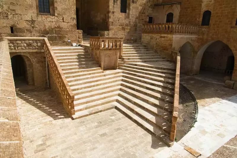 Deyrulzafaran Manastırı Nerede? Hikayesi ve Tarihi Bölümleri
