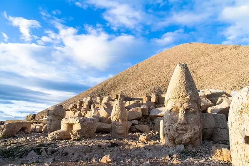 Nemrut Dağı: Tanrıların Şahitliğinde Doğan Güneş