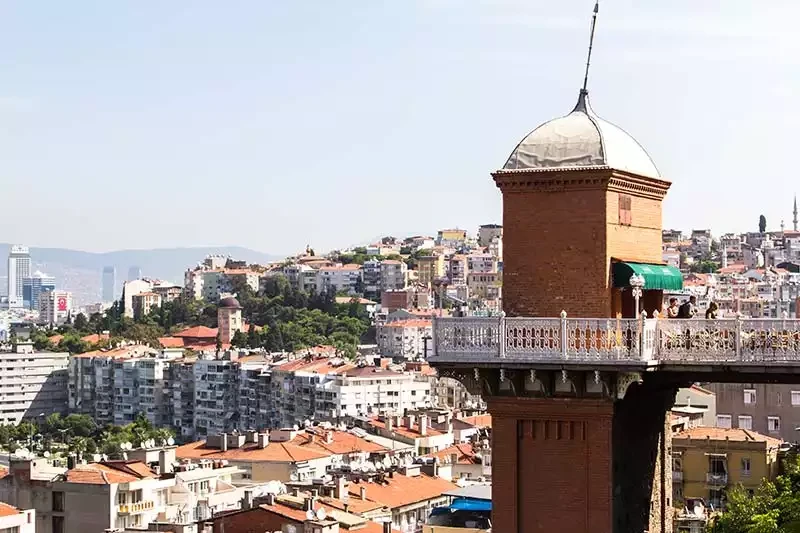 Tarihi Asansör Binası: İzmir'in Kalbinde Zaman Yolculuğu