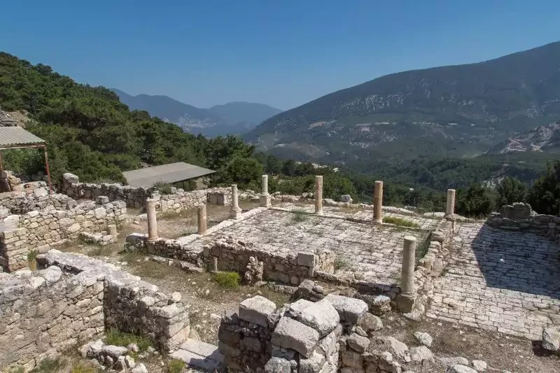 Arykanda antik kenti asagi agora gezilecek yerler