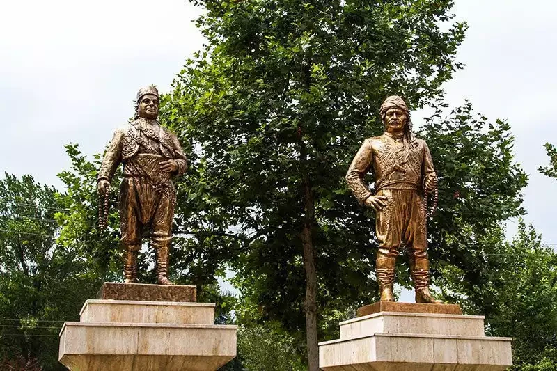 Kirkpinar er meydani bronz guresci heykelleri