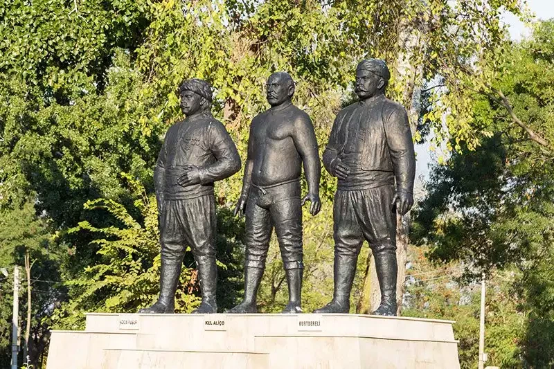Kirkpinar er meydani guresci heykelleri