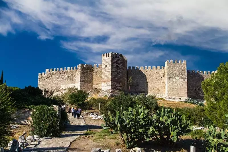 Selçuk Ayasuluk Kalesi: St Jean Kilisesi ve İsa Bey Camii