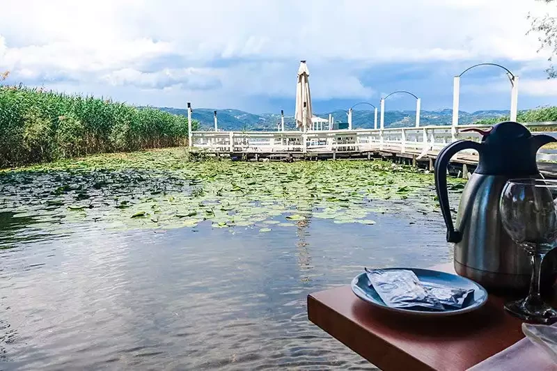 Sapanca golu acik bufe kahvalti manzarasi