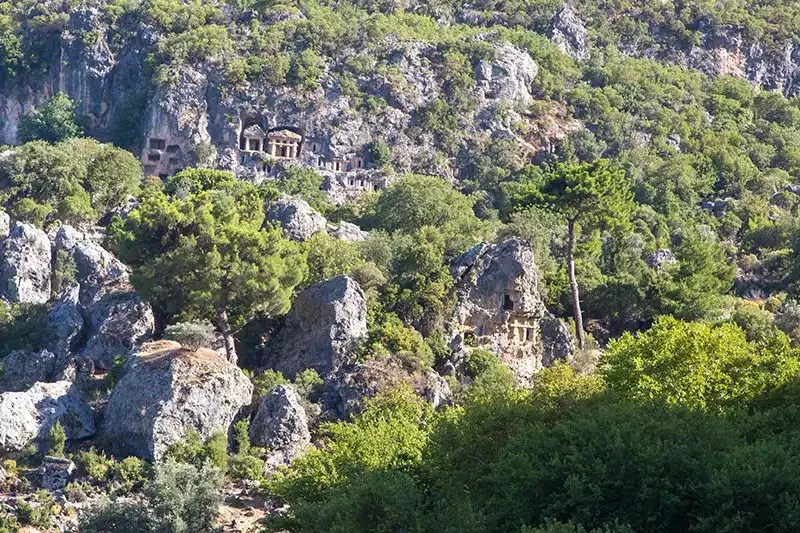 Seydikemer pinara antik kenti kayalara oyulmus mezarlar