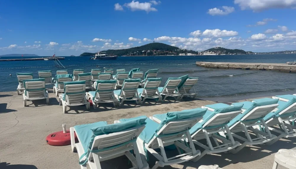 Buyukada nizam plaji yuzme alani ve iskele