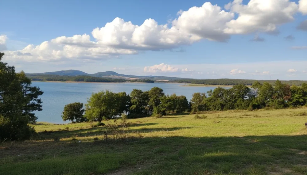 Esenceli koyu omerli baraji kamp manzarasi