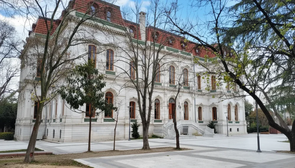 Hababam sinifi muzesi binasi