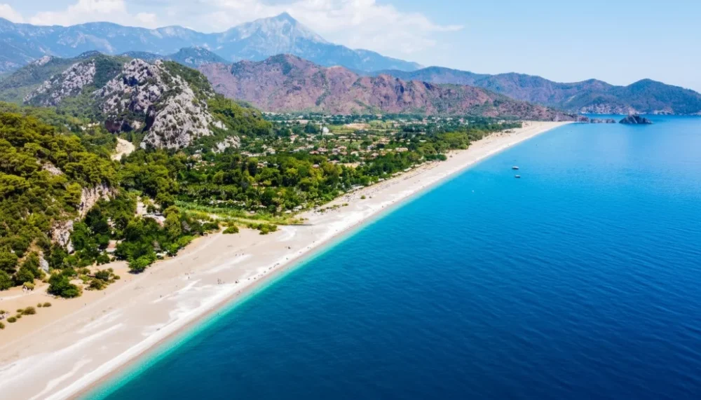 Olimpos plaji genel manzara daglar