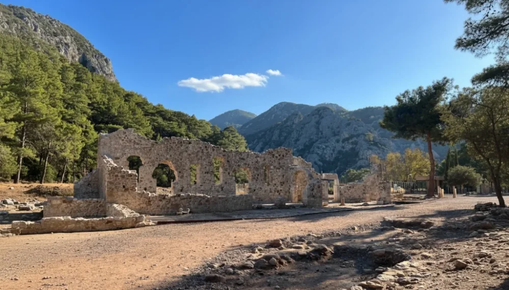 Olympos antik kenti giris yolu