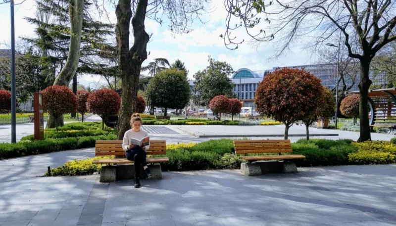 Sarachane parki kitap okuyan kiz