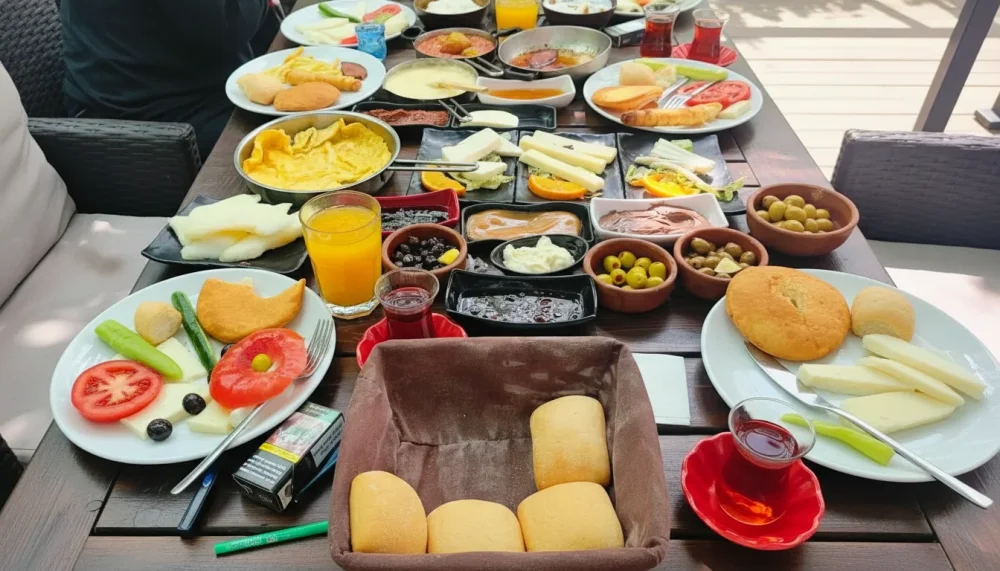 İzmir Çiçekliköy'ün En İyi Kahvaltı Mekanları (2025 Fiyat & Tavsiye Rehberi)