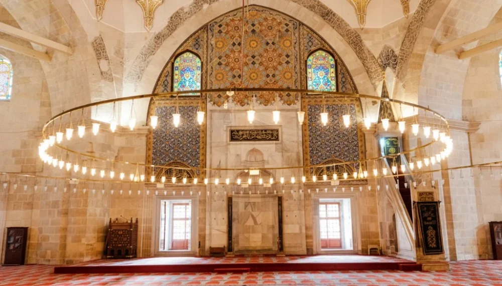 Uc serefeli cami ic mekan kubbe detayi