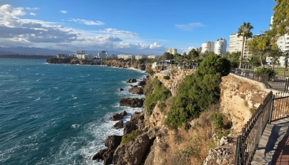 Yalim park falezlerin kiyi seridi