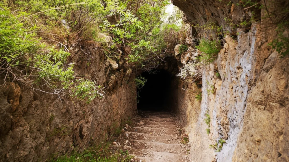 Alara kalesi karanlik tuneller