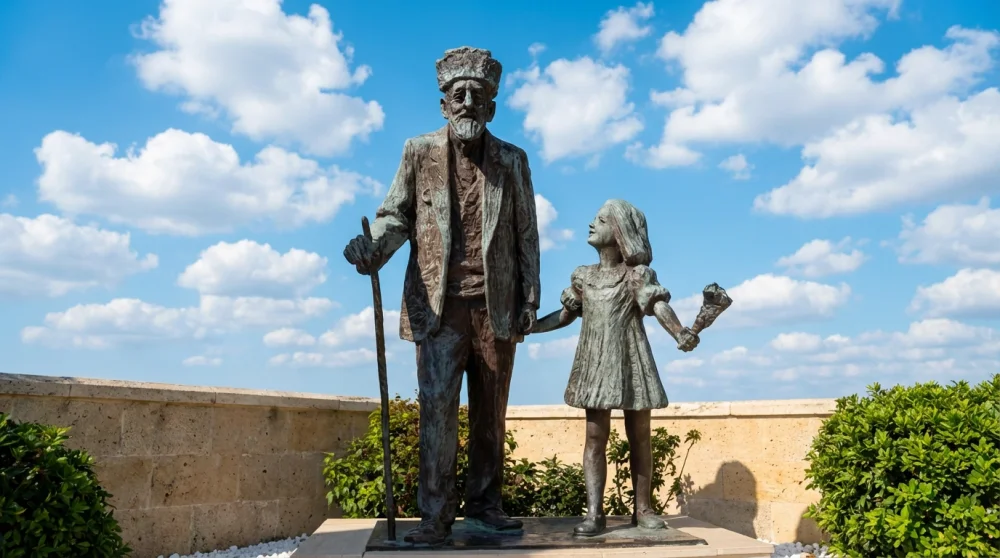 57 piyade alay sehitligi huseyin kacmaz torunu heykeli