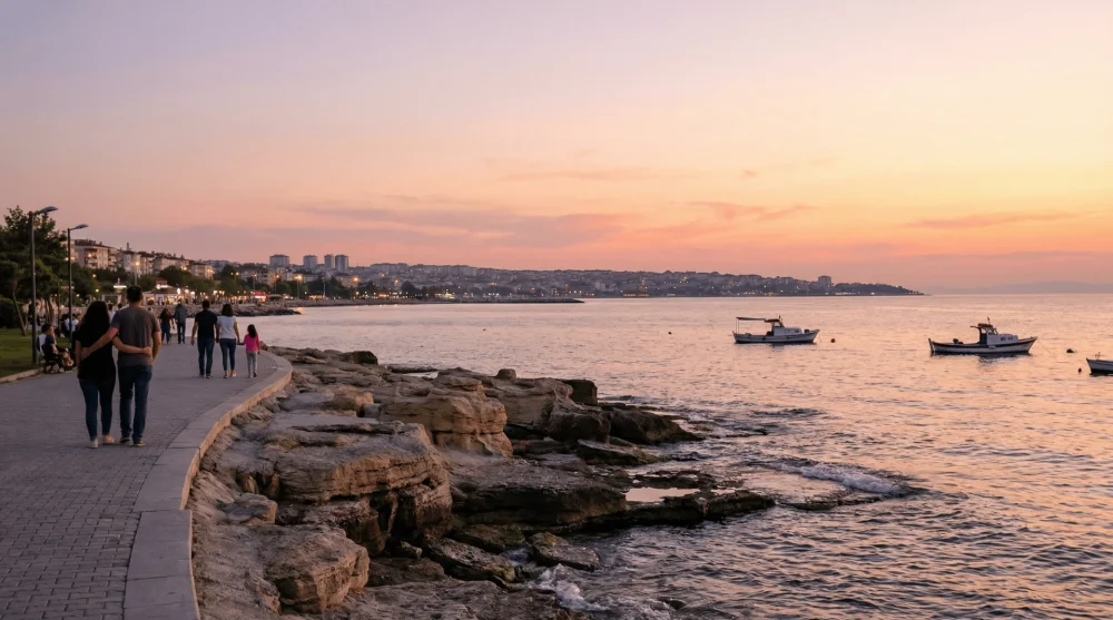 G&uuml;n batımında B&uuml;y&uuml;k&ccedil;ekmece Albatros sahilinde y&uuml;r&uuml;y&uuml;ş yapan insanlar ve kayalık kıyı şeridi