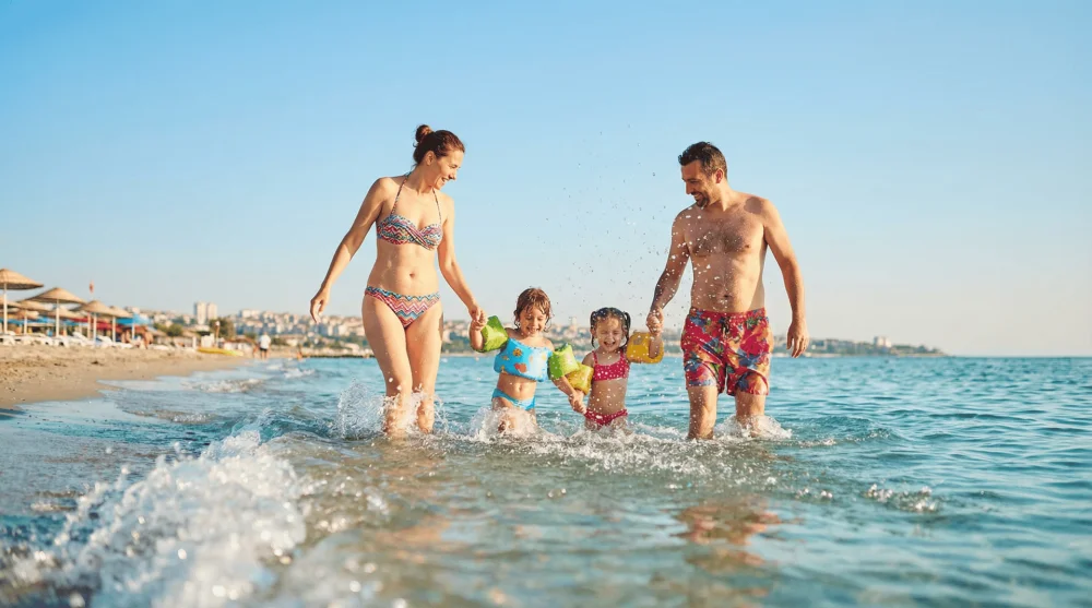 B&uuml;y&uuml;k&ccedil;ekmece sahilinin sığ sularında oynayan &ccedil;ocuklar ve kum zemin detayı