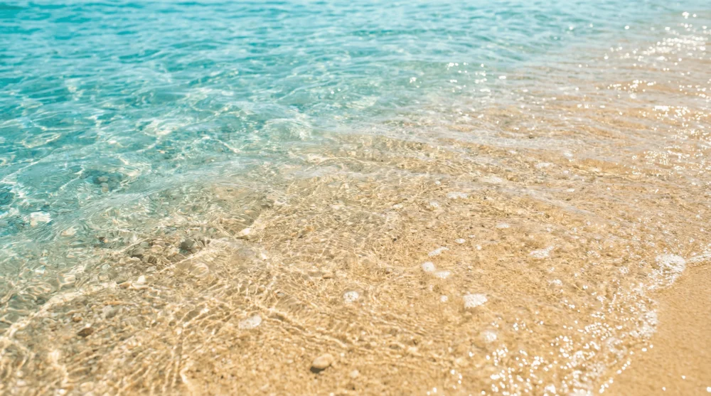 &Ccedil;eşme Kleopatra Plajı'nın cam gibi berrak suyu ve ince kumlu deniz tabanı