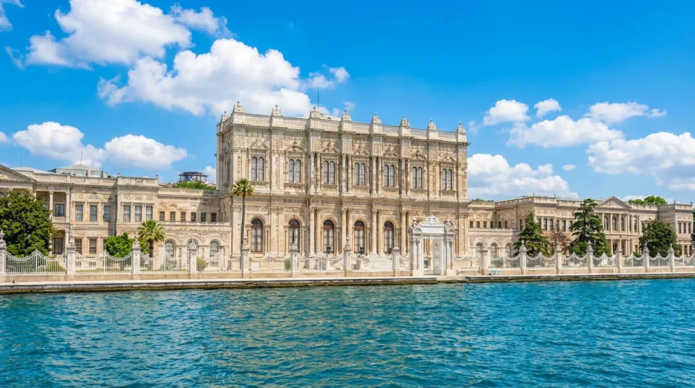 Dolmabahçe Sarayı Giriş Ücreti 2026: Müzekart Geçerli mi? (Tam Rehber)