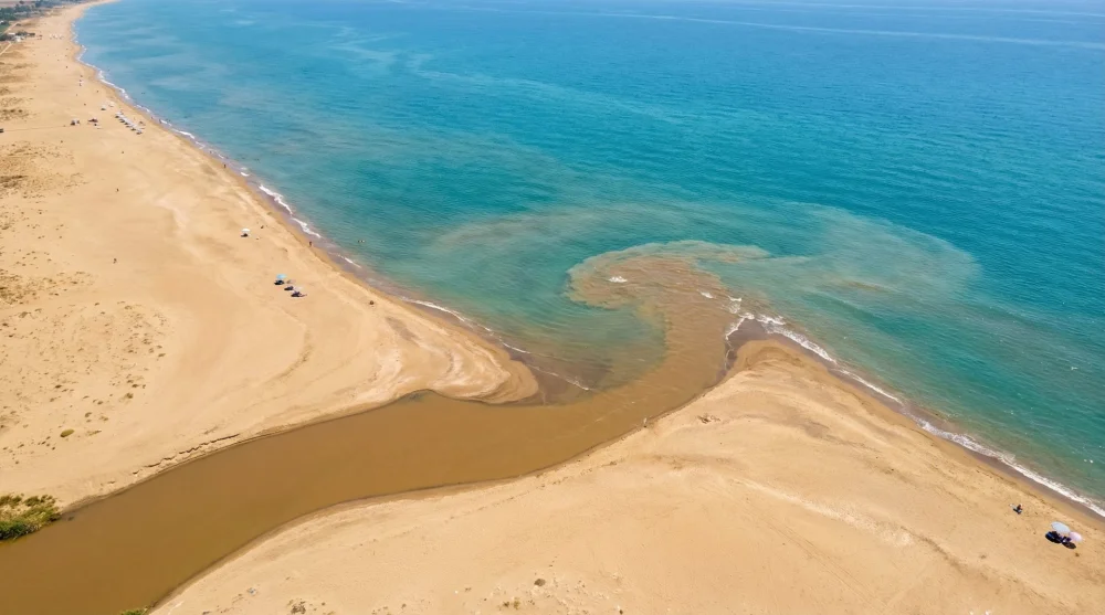 Hatay Erzin Burnaz Plajı havadan görünümü, altın sarısı kumsal ve turkuaz deniz