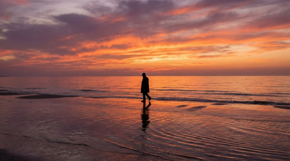 Hatay Erzin Burnaz sahilinde gün batımı ve yürüyüş yapan silüet