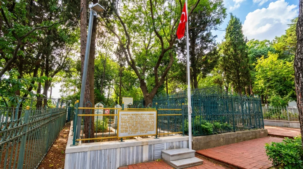 Eyüp Sultan Mezarlığı Gezi Rehberi: Tarihi Yürüyüş Yolu ve Önemli Kabirler