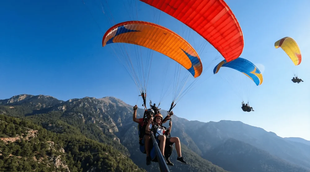 Babadağ üzerinden atlayan yamaç paraşütlerinin gökyüzündeki görünümü