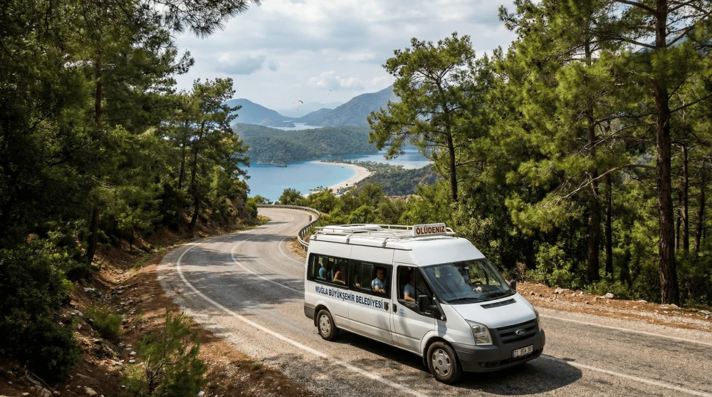 Fethiye merkezden Ölüdeniz plajına inen yol ve ulaşım manzarası