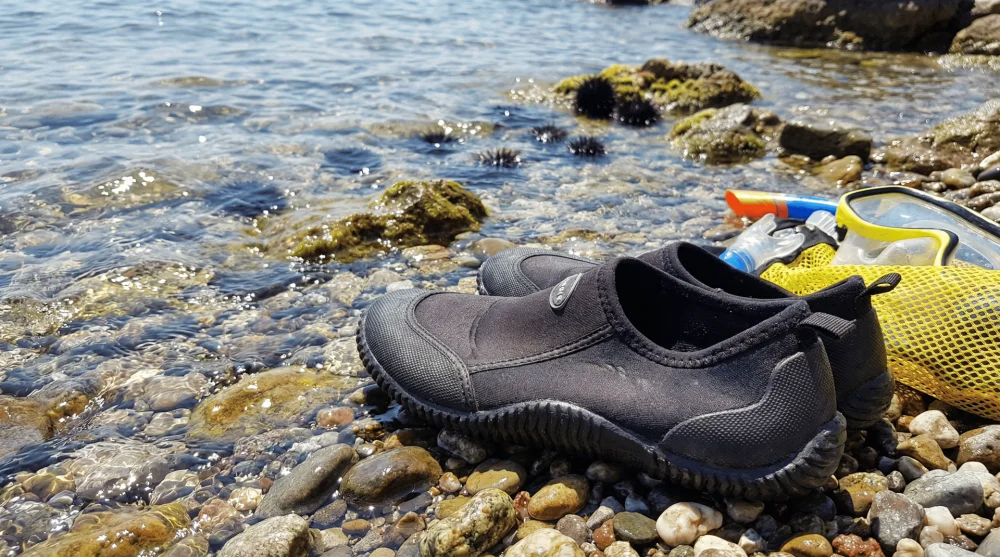 Fo&ccedil;a taşlık deniz kıyısında deniz ayakkabısı ve berrak su detayları