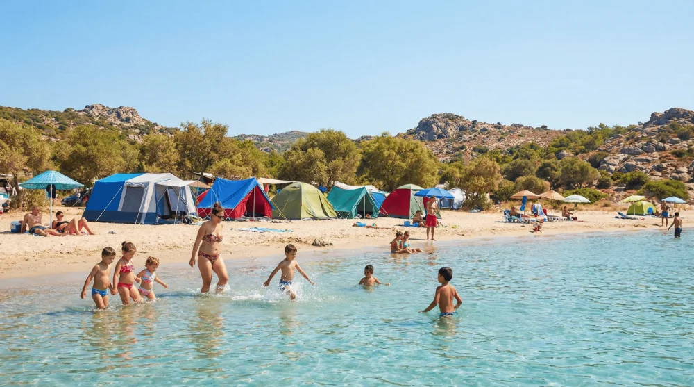 Fo&ccedil;a Kosova Plajı kumluk deniz ve arka planda kamp &ccedil;adırları