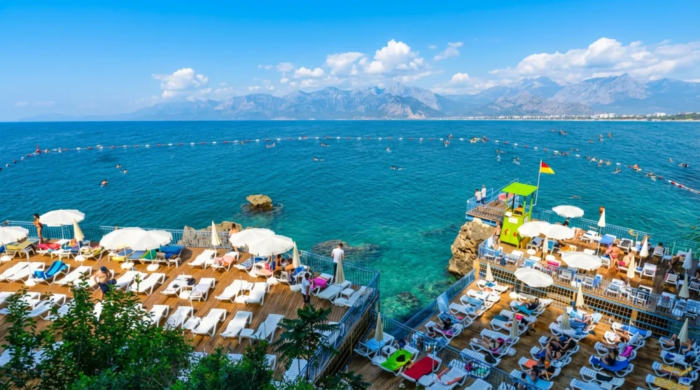 Antalya İnciraltı Plajı Giriş Ücreti ve Şezlong Fiyatları 2026