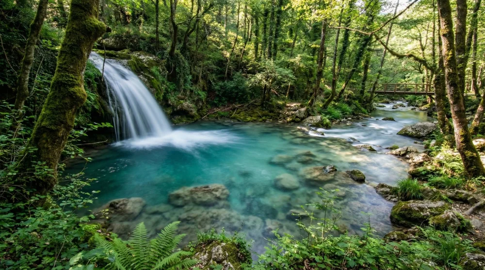Mihalıççık ilçesindeki turkuaz renkli suyuyla Gürleyik Şelalesi ve doğal havuz
