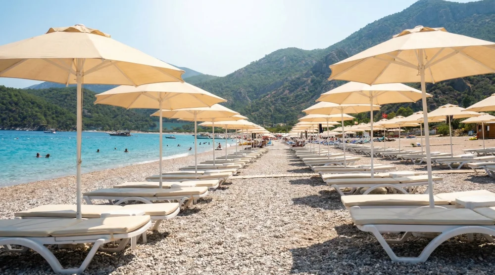 Ölüdeniz plajı sahil kenarında kiralık şezlong ve şemsiyeler