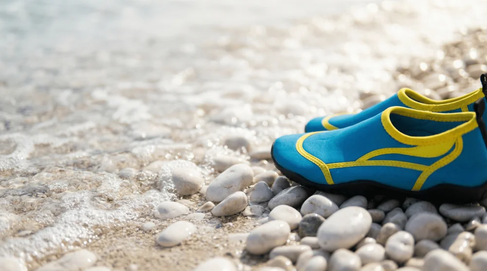 Ölüdeniz taşlı sahil zemini ve deniz ayakkabısı detayı