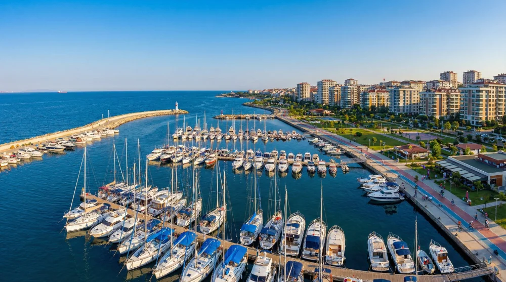 Pendik Marina ve sahil şeridindeki yatlar ve yürüyüş yolları