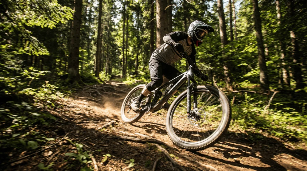 Polonezk&ouml;y orman i&ccedil;i parkurda dağ bisikleti s&uuml;ren sporcu