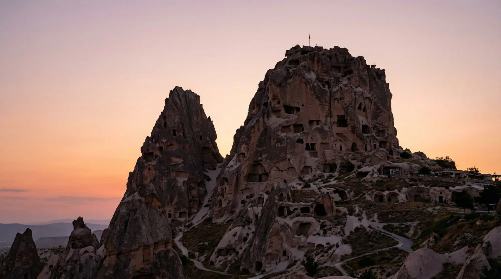 Uçhisar Kalesi'ni oluşturan iki ana peribacası: Ağanın Kalesi ve Çavuşun Kalesi
