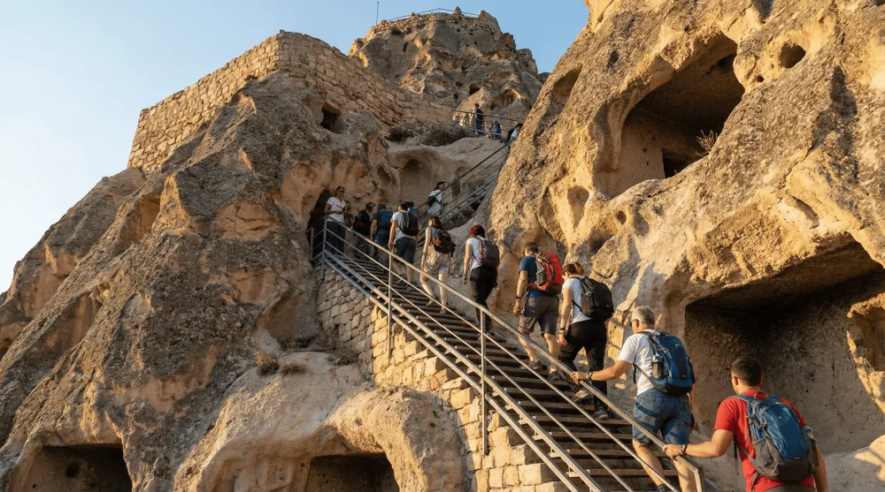 Uçhisar Kalesi zirvesine çıkan dik taş merdivenler ve korkuluklar