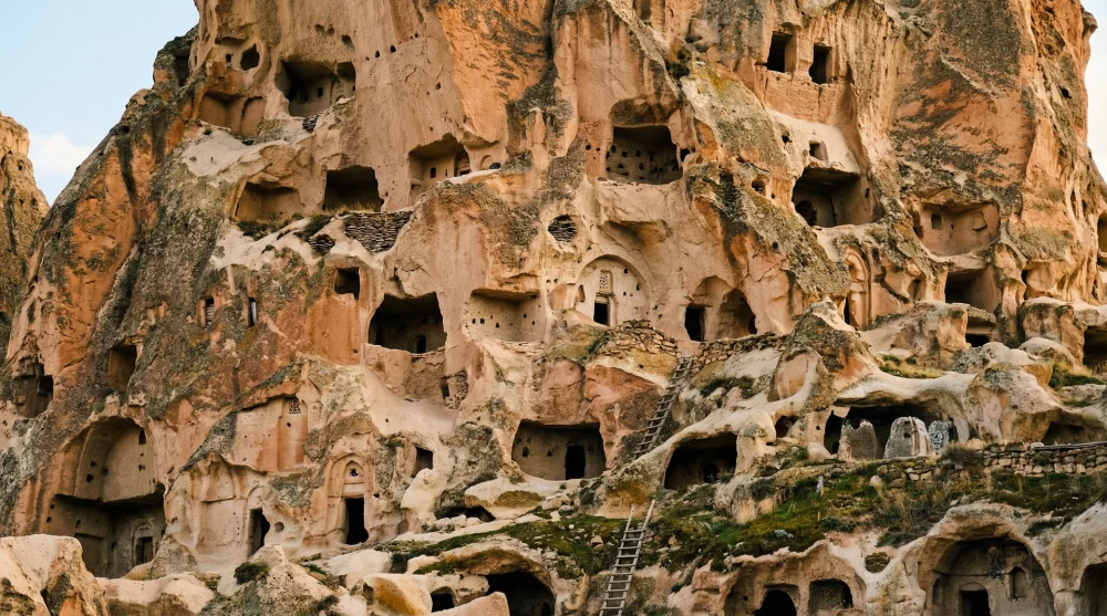 Uçhisar Kalesi yüzeyindeki tarihi oyma odalar ve güvercin yuvaları