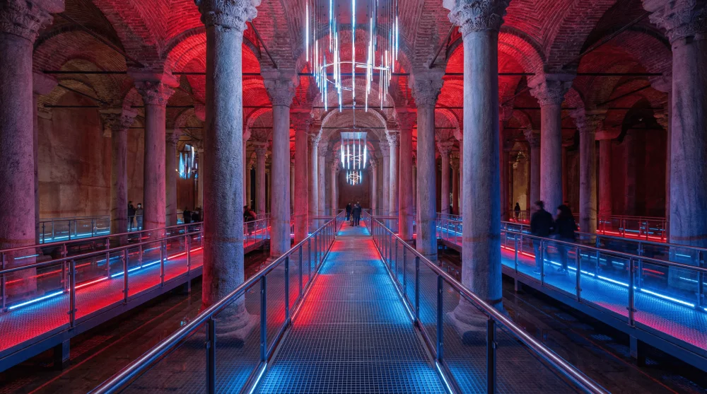 Yerebatan Sarnıcı restorasyonu sonrası yerleştirilen modern metal yürüme yolları ve renkli ışıklandırma