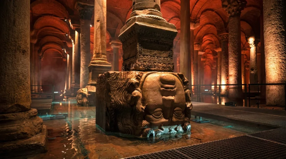 Yerebatan Sarnıcı'nda sütun kaidesi olarak kullanılan ters yerleştirilmiş Medusa başı heykeli