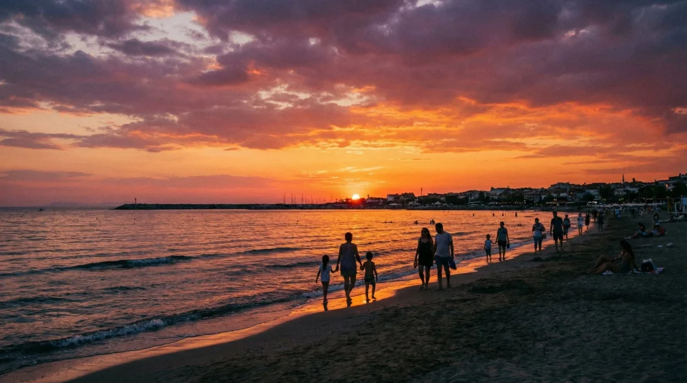 Seferihisar Akkum Plajı'nda g&uuml;n batımı ve sahil şeridi