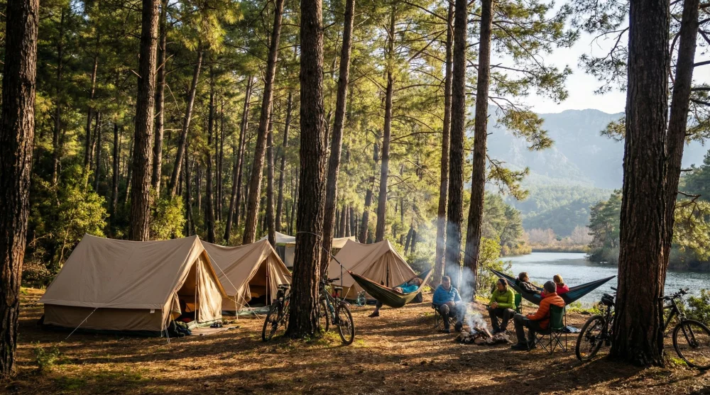 Akyaka Orman Kampı içinde ağaç gölgelerine kurulmuş renkli kamp çadırları