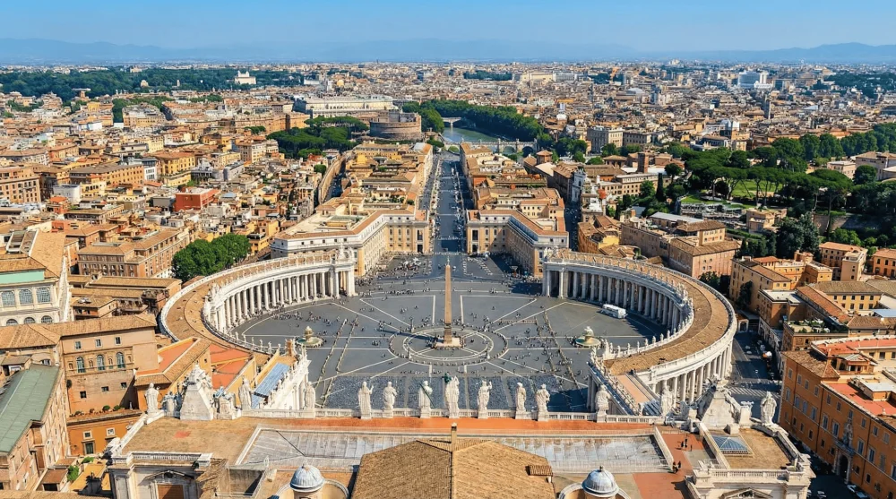 Aziz Petrus Bazilikası kubbesinden Vatikan Meydanı ve Roma şehir manzarası