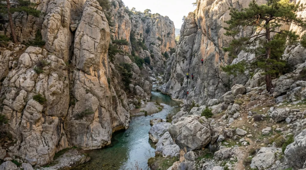Gebze Ballıkayalar Tabiat Parkı kanyon manzarası ve sarp kayalıklar
