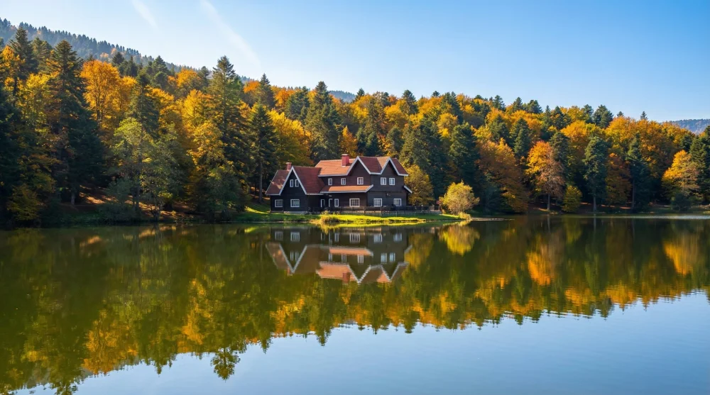 Bolu G&ouml;lc&uuml;k Tabiat Parkı'ndaki meşhur Devlet Konukevi ve g&ouml;l manzarası