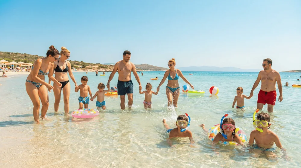 Boyalık Plajı sığ denizinde y&uuml;zen aileler ve berrak su