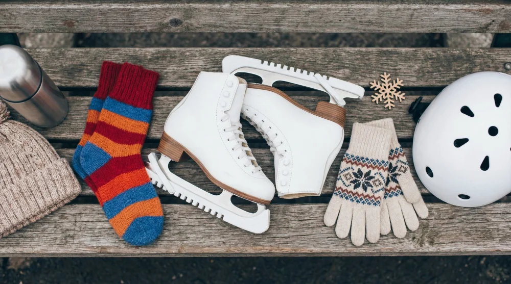 Buz pateni yaparken kullanılması gereken eldiven, kask ve kalın &ccedil;orap ekipmanları
