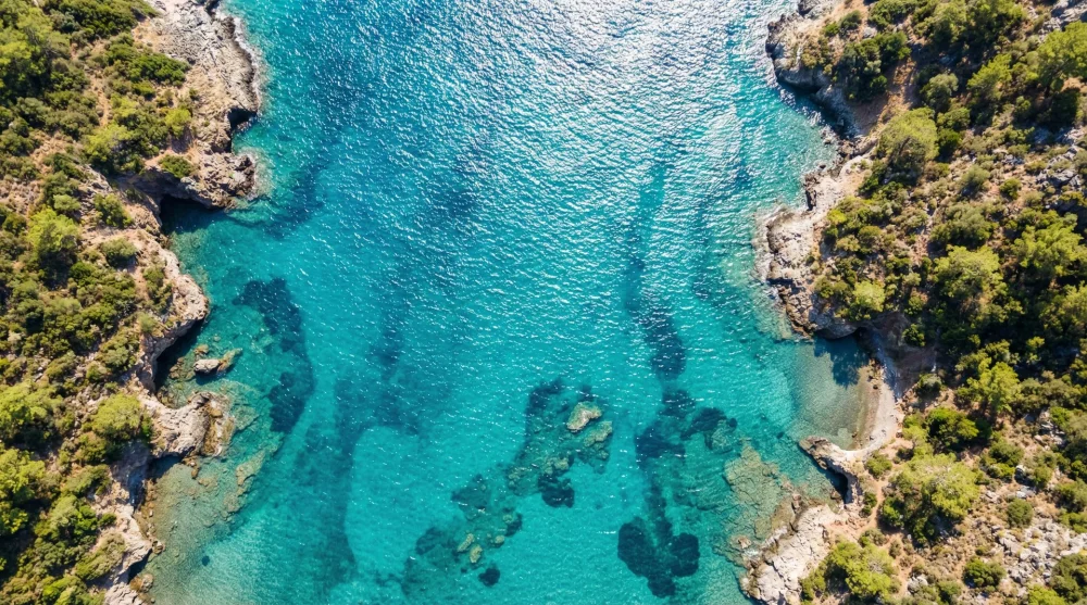 Marmaris Darboğaz Akvaryum Koyu'nun kristal berraklığındaki turkuaz suları ve kayalık sahil